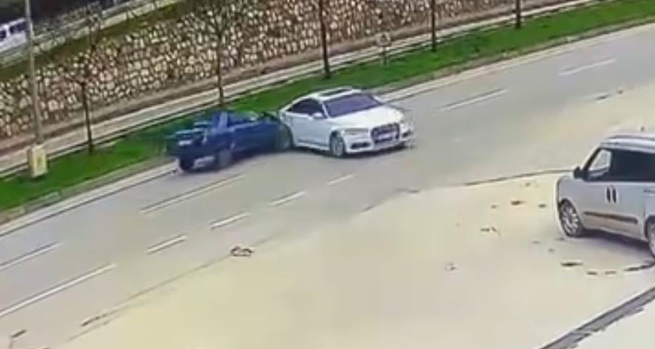 SÜRÜCÜSÜZ ARAÇ TRAFİĞE ÇIKTI, KAZA BÖYLE GELDİ