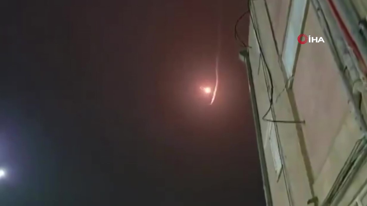 İRAN’DAN İSRAİL’E FÜZE YAĞDI: EN AZ 1 ÖLÜ 