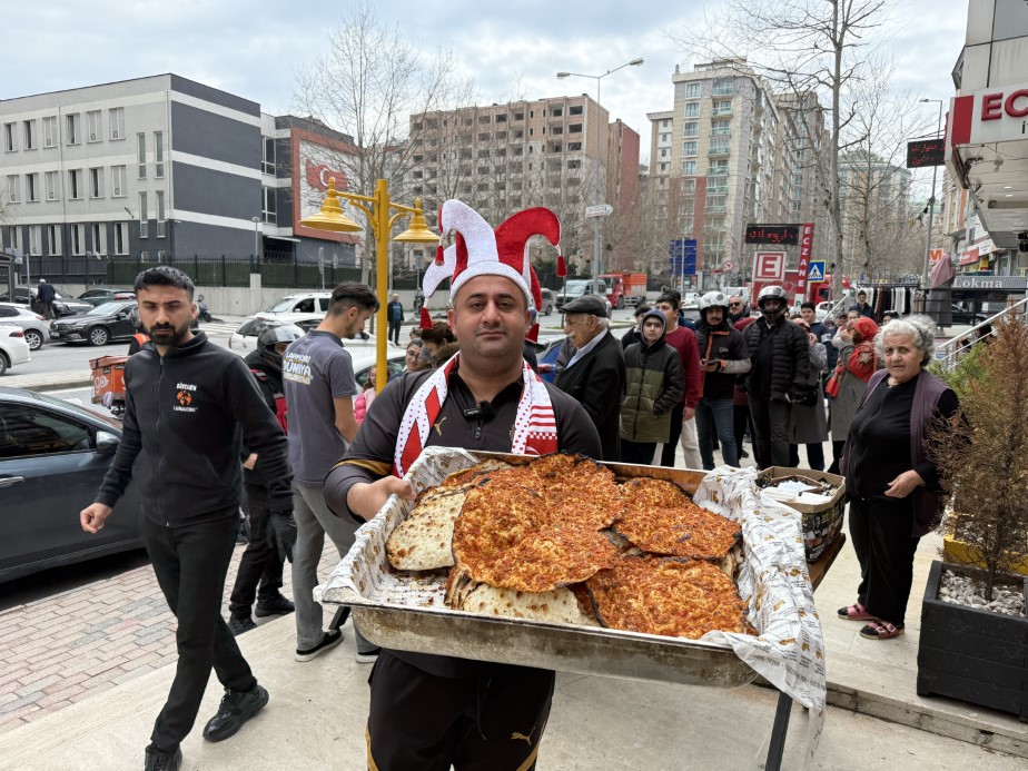 LAHMACUN USTASI &QUOT;MAÇI KAZANIRSAK BİN LAHMACUN DAĞITACAĞIM&QUOT; DEDİ, SÖZÜNÜ TUTTU 