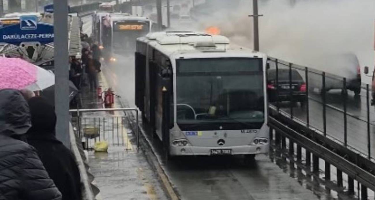 ŞİŞLİ’DE METROBÜSÜN MOTOR KISMINDA YANGIN ÇIKTI
