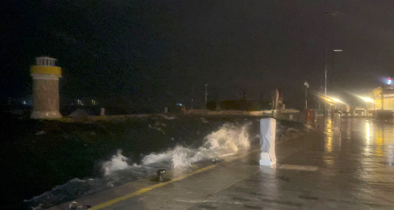 MARMARİS’TE ŞİDDETLİ FIRTINA ETKİLİ OLUYOR