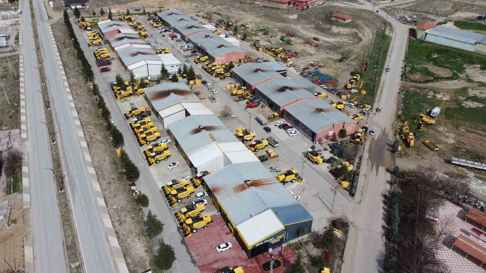 BOZKIRIN SARI DEVLERİ HASAT İÇİN BAKIMA ALINDI 