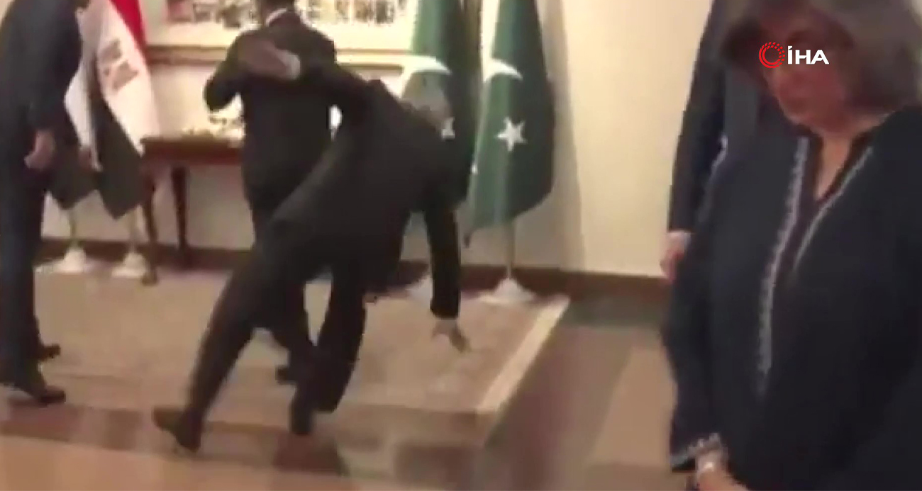 PAKİSTAN DIŞİŞLERİ BAKANI DAR, MISIRLI MEVKİDAŞI ABDELATTY'İ KARŞILARKEN DENGESİNİ KAYBETTİ