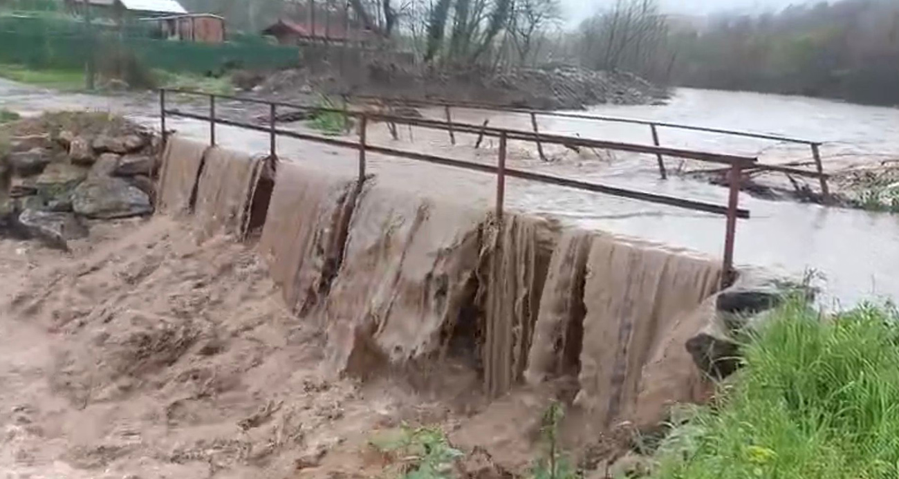 BURSA’DA AŞIRI YAĞIŞLAR KÖPRÜYÜ TRAFİĞE KAPATTI 