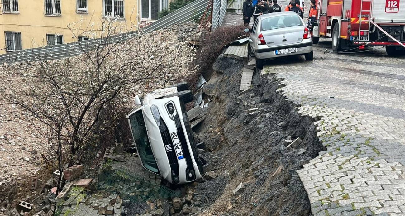 ÜSKÜDAR’DA YOL ÇÖKTÜ: OTOMOBİL ÇUKURA DÜŞTÜ