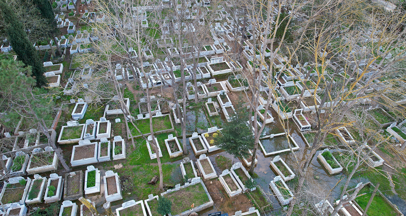 ARNAVUTKÖY’DE MEZARLIK SULAR ALTINDA KALDI