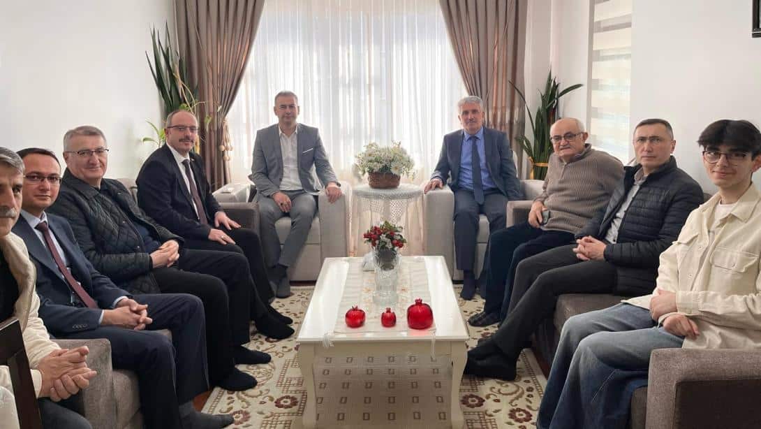 MİLLİ  EĞİTİM YÖNETİCİLERİNDEN EMEKTAR ÖĞRETMENE BAYRAM ZİYARETİ