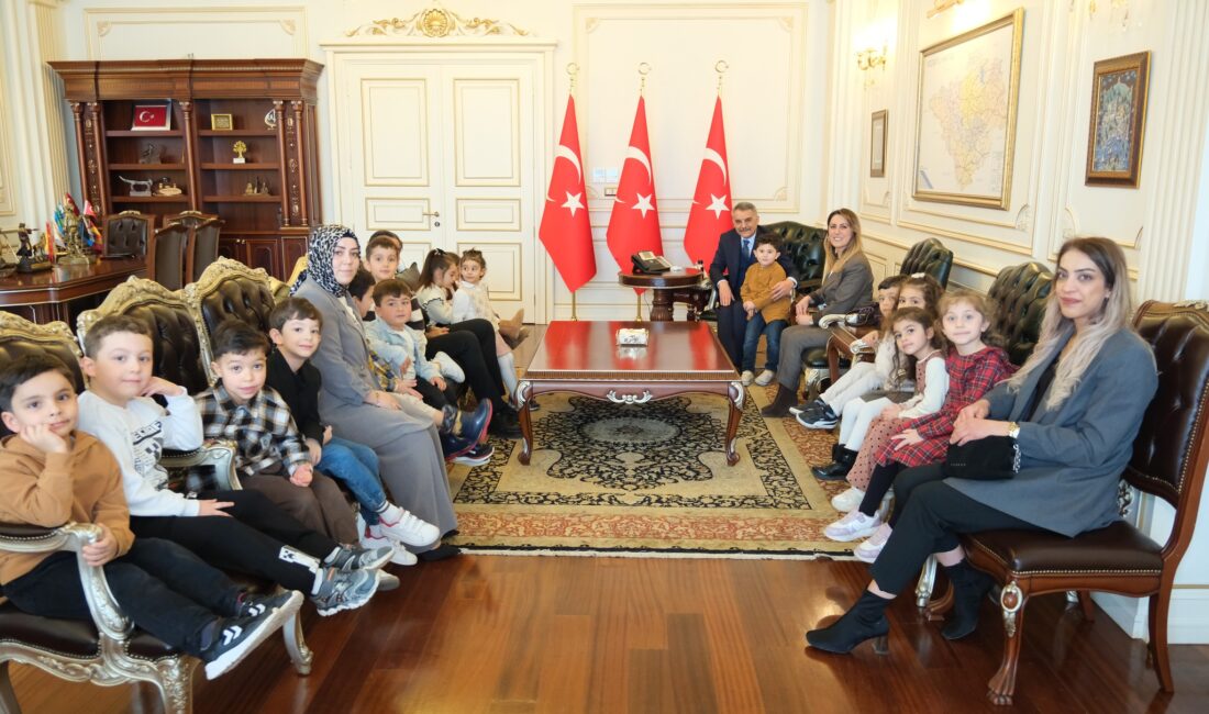 VALİ ÖZKAN, MİNİK ANA OKULU ÖĞRENCİLERİNİ MAKAMINDA AĞIRLADI