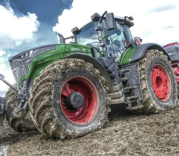 TRAKTÖR SÜRÜCÜLERİNE ‘ÇAMURLU TEKERLEKLERLE TRAFİĞE ÇIKMAYIN’ UYARISI