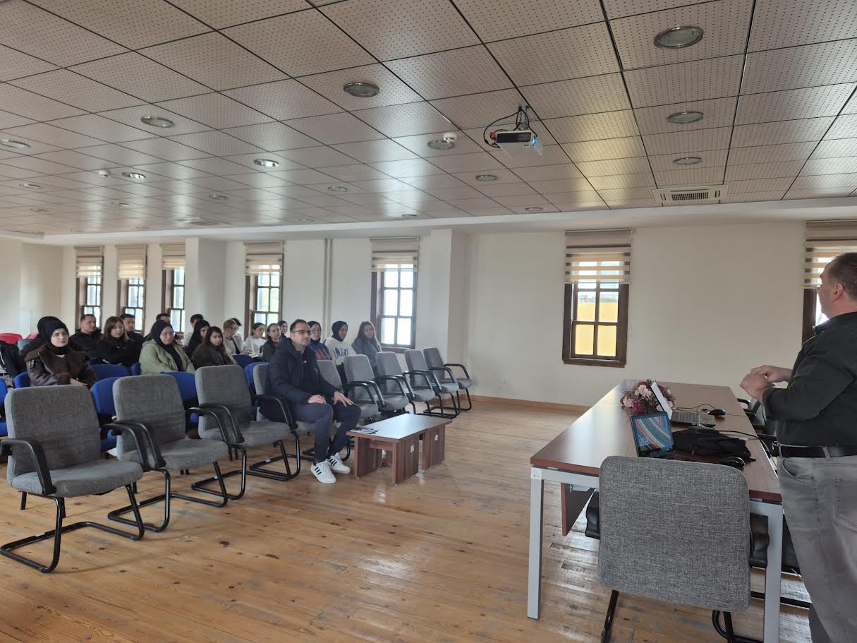 AKADEMİSYENLERDEN ÖĞRENCİLERE KARİYER PLANLAMASI SEMİNERİ