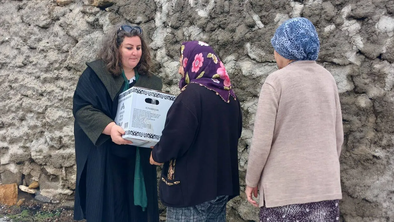 ÇAPANOĞLU VAKFINDAN DAR GELİRLİ AİLELERE ÇEŞİTLİ YARDIM DAĞITIMI