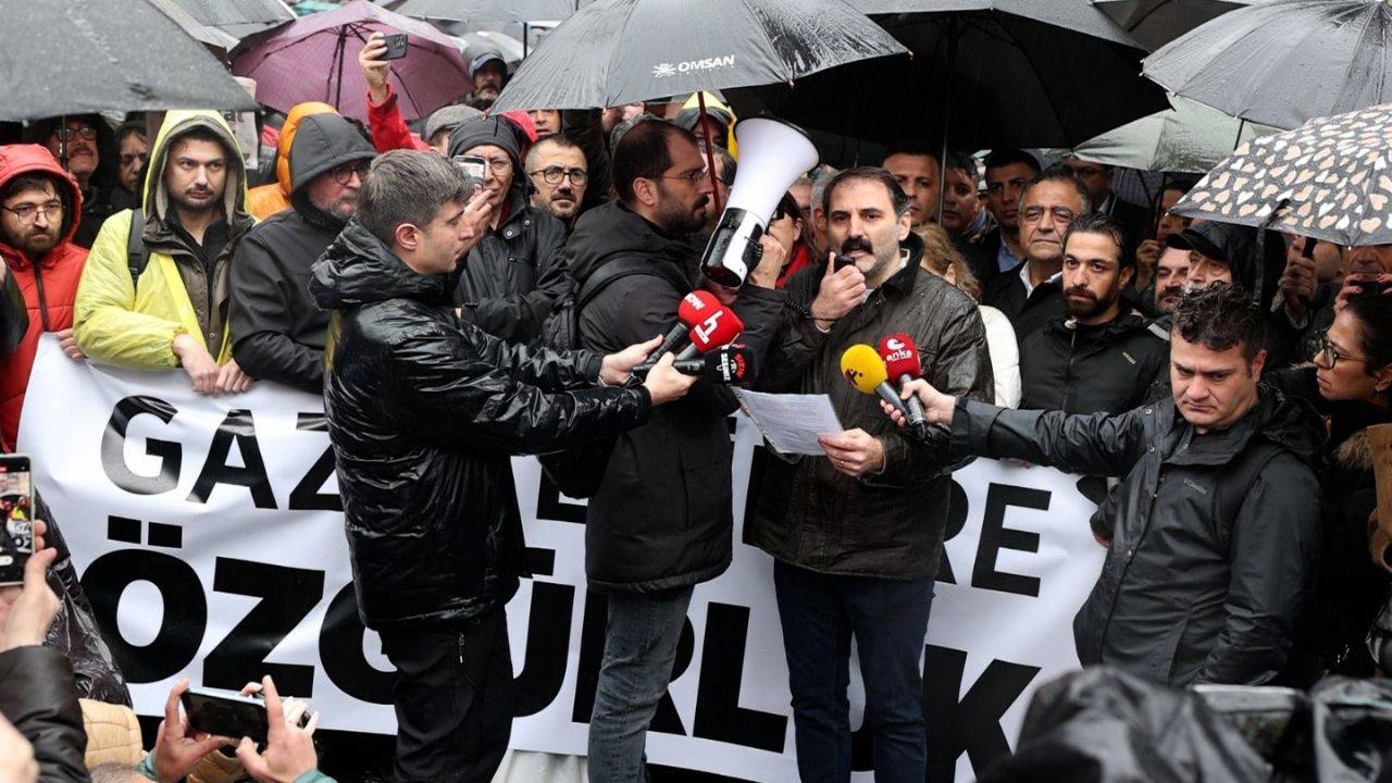 GAZETECİLER KADIKÖYDE HAYKIRDI: GAZETECİLİĞE ÖZGÜRLÜK, ÜLKEYE DEMOKRASİ İSTİYORUZ