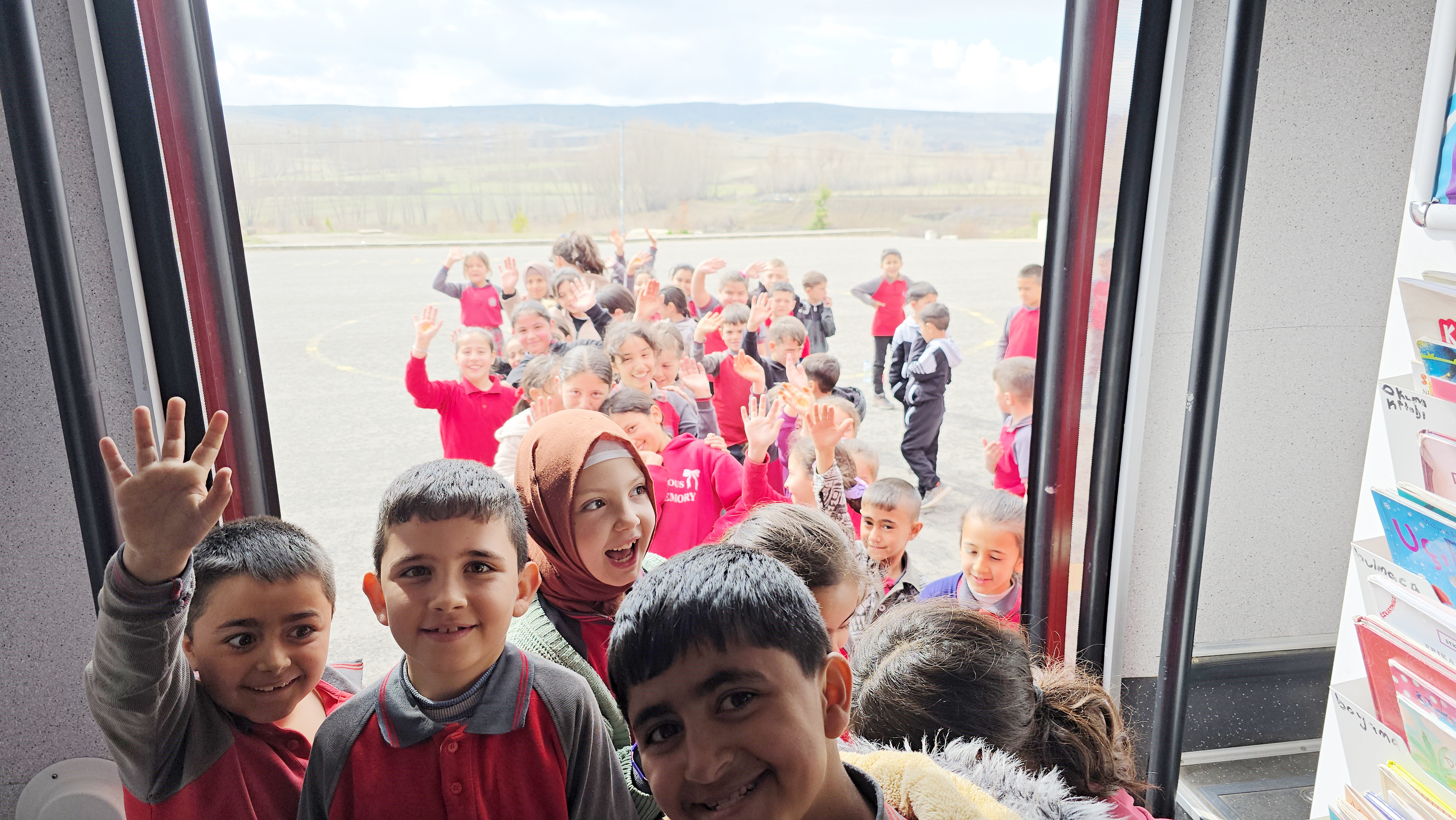 GEZİCİ KÜTÜPHANE OTOBÜSÜ YOZGAT KIRSALINDA DA ÖĞRENCİLERLE BULUŞUYOR