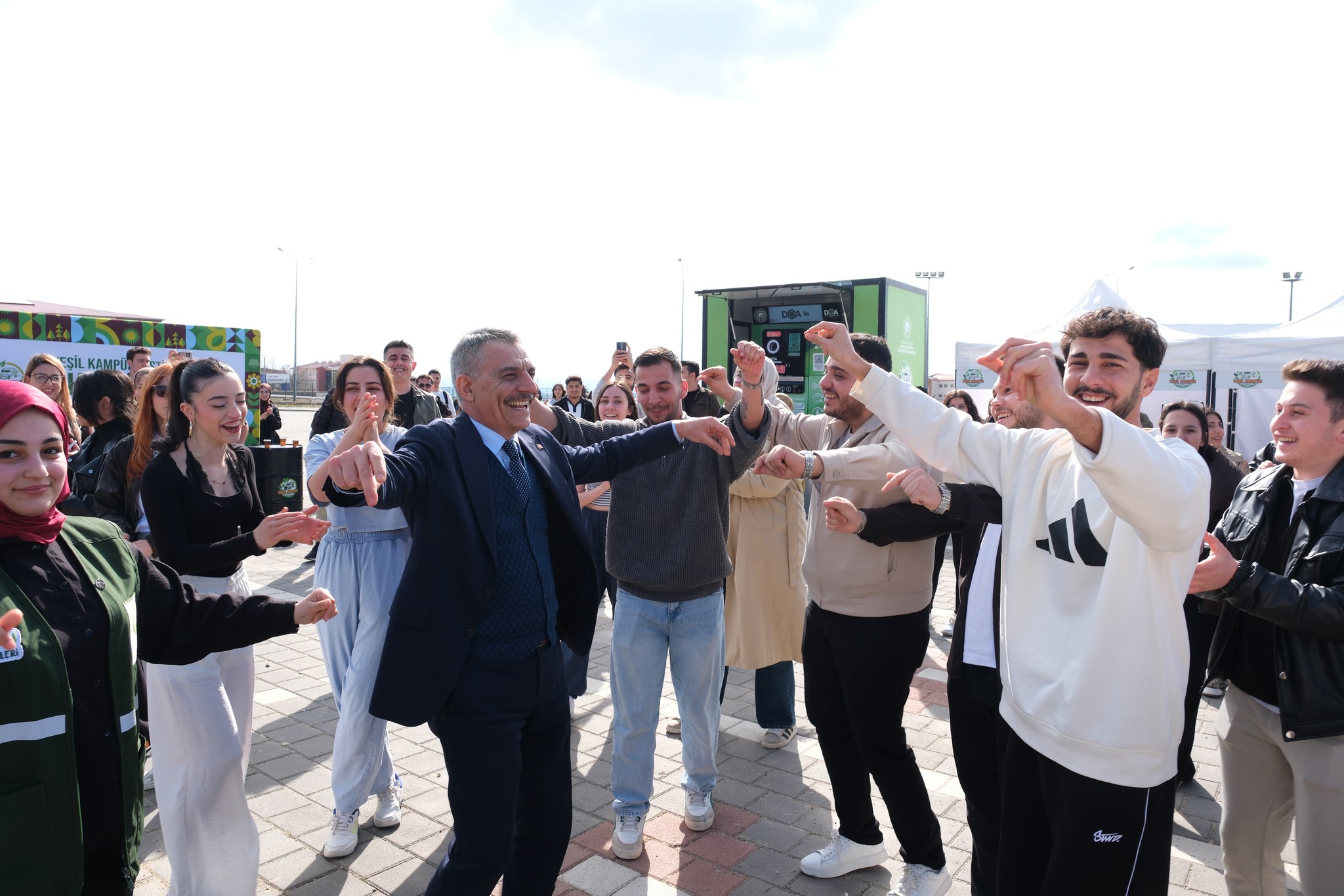 YOZGAT VALİSİ ÖZKAN ÜNİVERSİTELİ GENÇLERLE OYUN OYNADI 