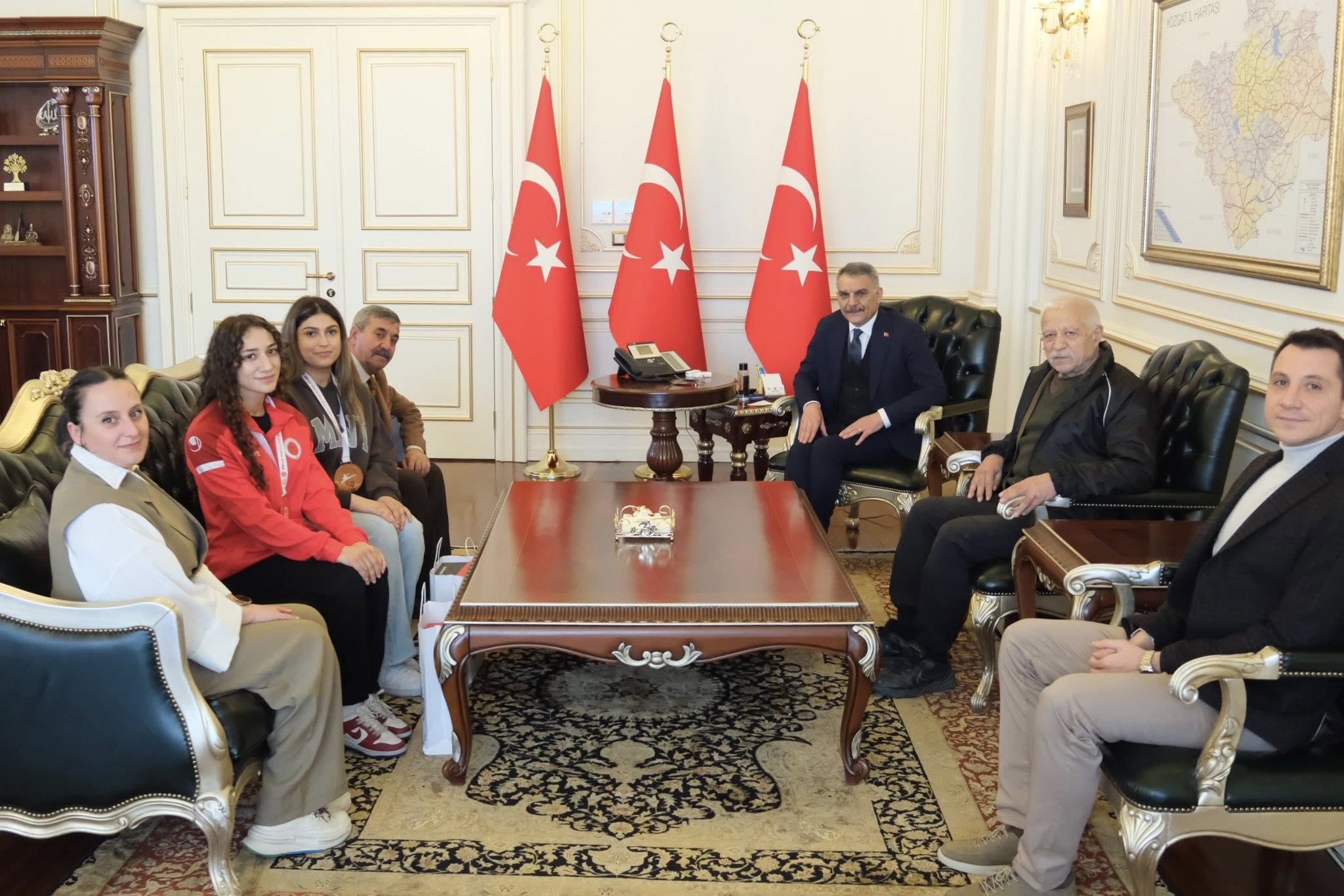 VALİ ÖZKAN, BAŞARILI KİCK BOKSCU SPORCULARI MAKAMINDA KUTLADI