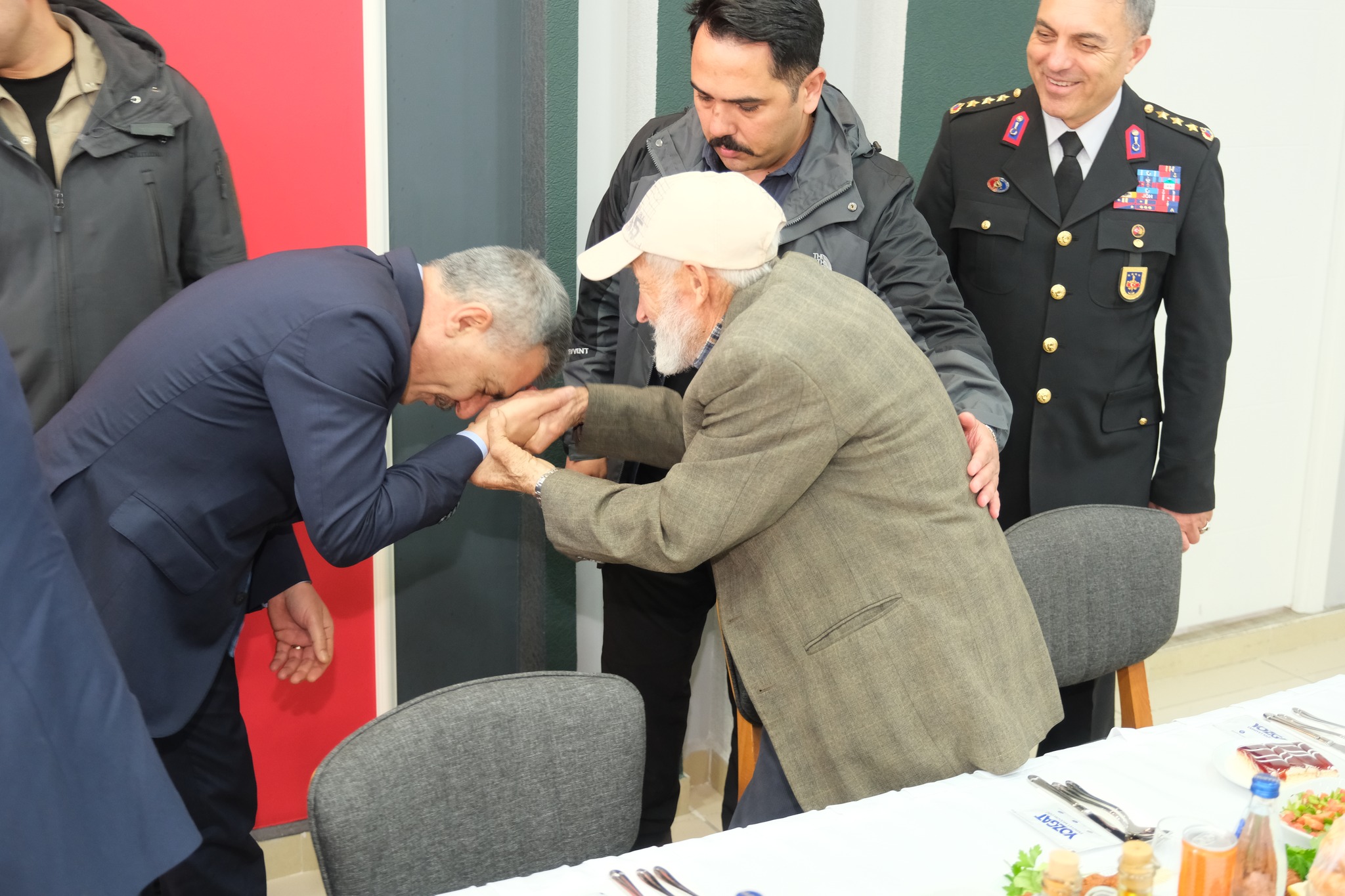 VALİ ÖZKAN, ÖZEL GÜNDE ŞEHİT BABASININ ELİNİ ÖPTÜ