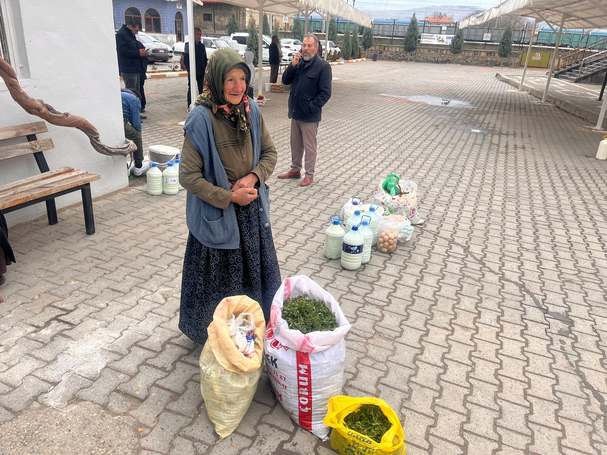 YERKÖYLÜ FATMA NİNE GEÇİMİNİ DOĞAL ÜRÜNLER SATARAK SAĞLIYOR