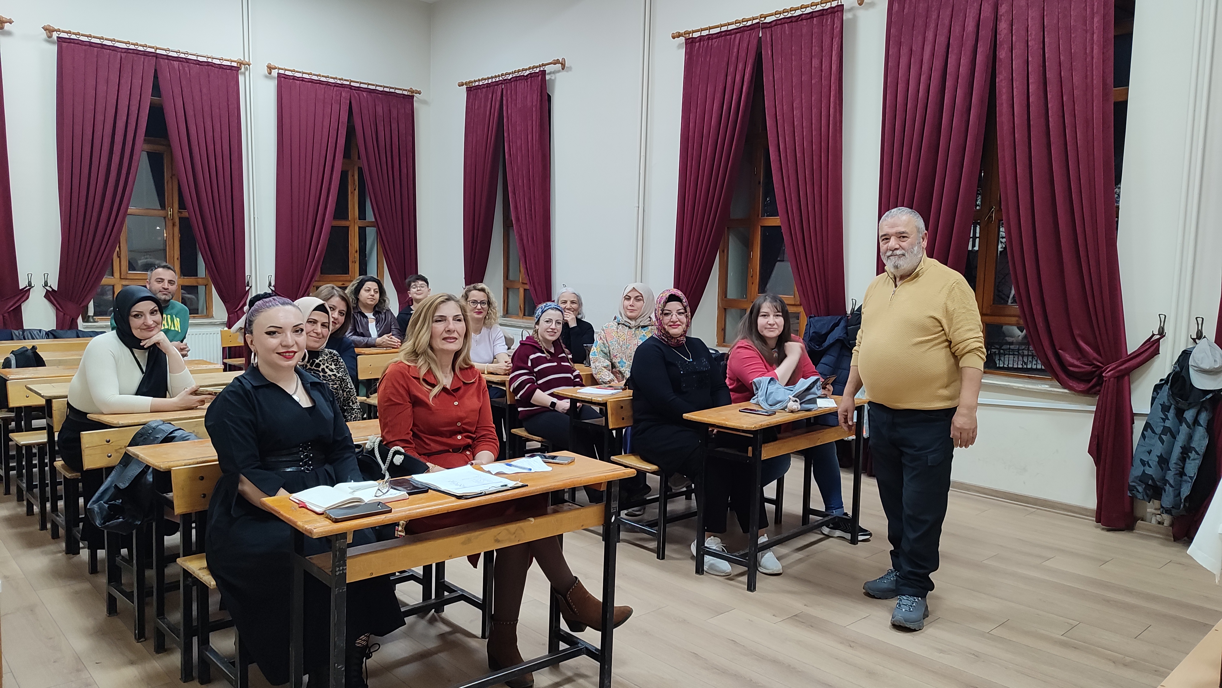 GAZETECİ ÇELİKKAYA’DAN YODES EKİBİNE FOTOĞRAFCILIK DERSİ