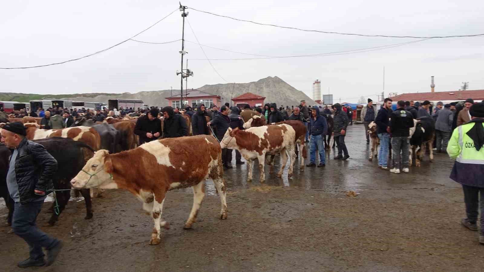 YAĞIŞLI HAVAYA ALDIRIŞ ETMEYEN ÜRETİCİLER VE ALICILAR BU PAZARDA BULUŞUYOR 