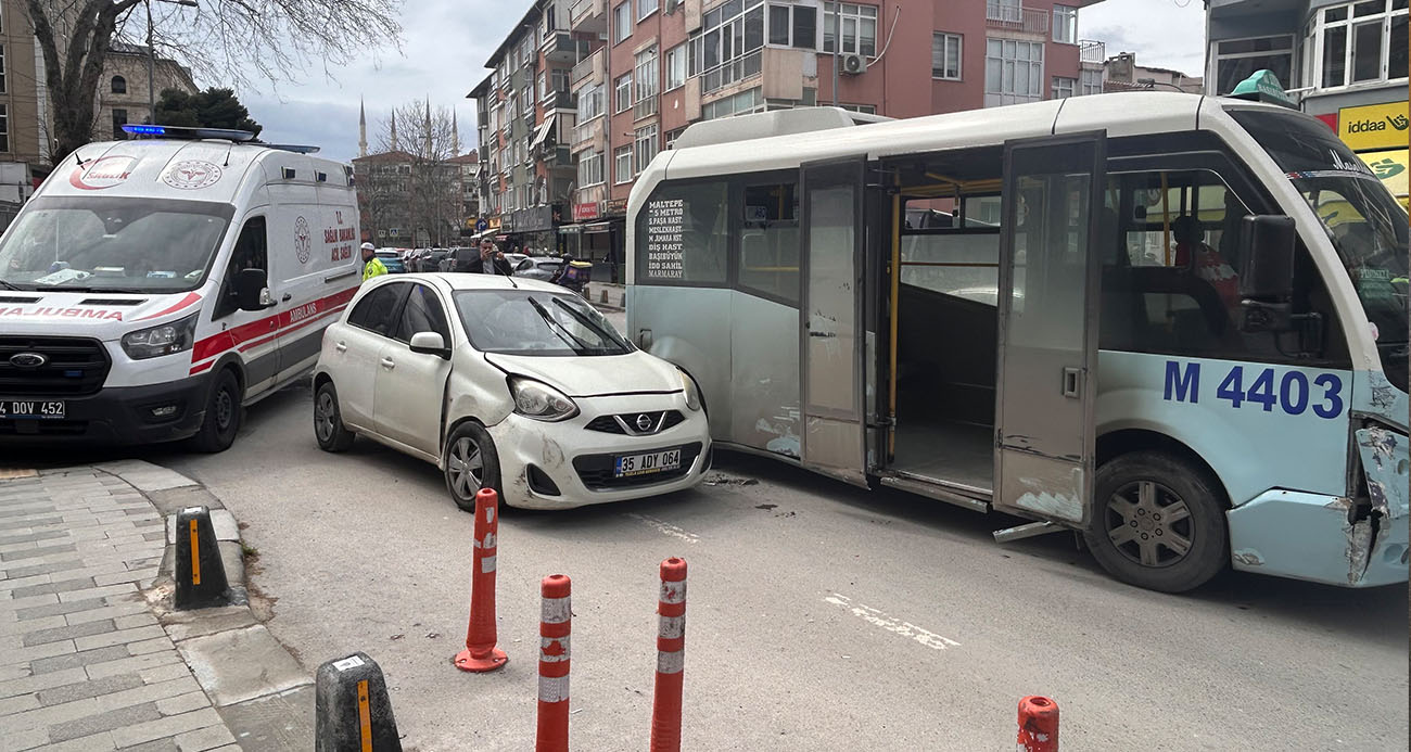 MALTEPE’DE MİNİBÜS ARACA ÇARPTI: KAZA ANI KAMERADA 