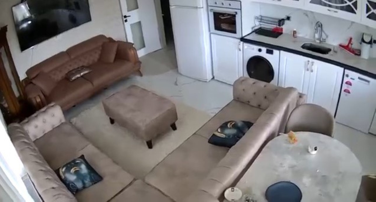 VAN’DA 5.2 BÜYÜKLÜĞÜNDE DEPREM: SARSINTI ANI KAMERADA