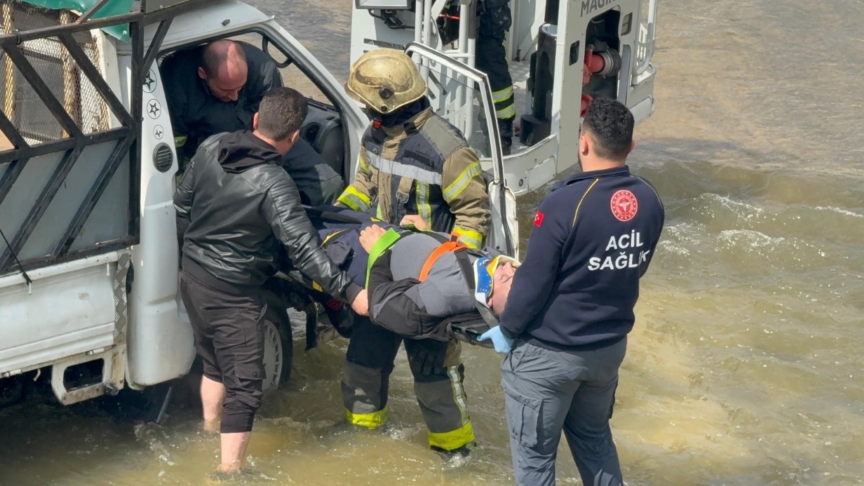 DEREYE UÇAN KAMYONETİN SÜRÜCÜSÜNE DAKİKALARCA KALP MASAJI YAPILDI