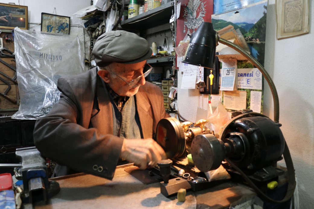 ÖMRÜNÜ ANAHTARA ADADI, 84 YAŞINDA HÂLÂ TEZGÂH BAŞINDA