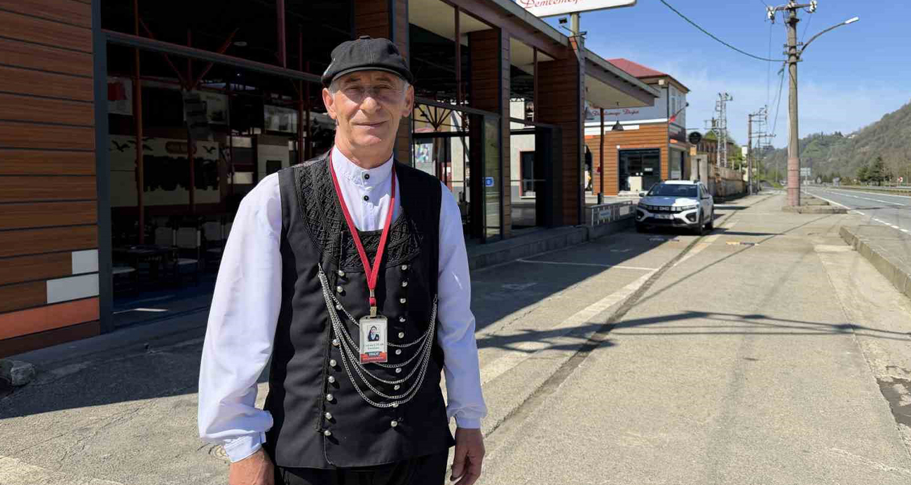 TESİSE GELEN TUR OTOBÜSLERİ VE MİNİBÜSLERİ ADETA UÇAK YÖNLENDİRME GÖREVLİSİ GİBİ KARŞILIYOR