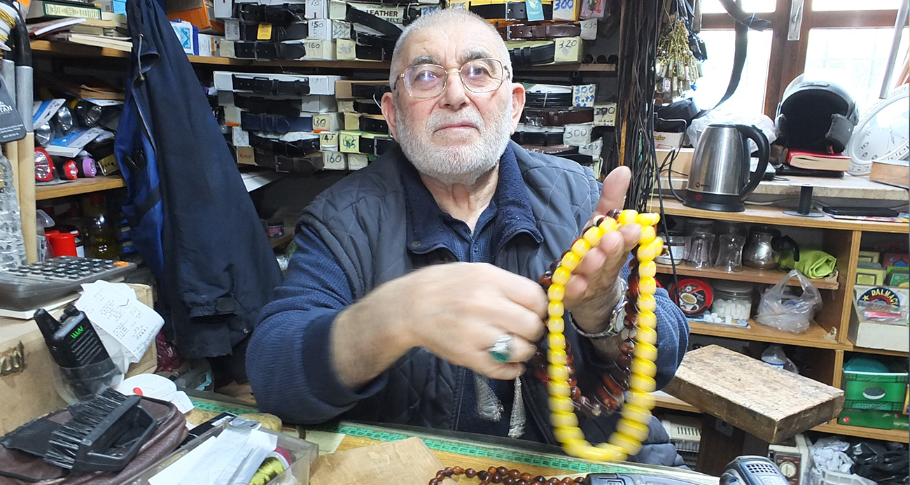 BALIKESİR’DE 71 YAŞINDAKİ CEVAT DEDE TESPİH DİZEREK PARA KAZANIYOR 