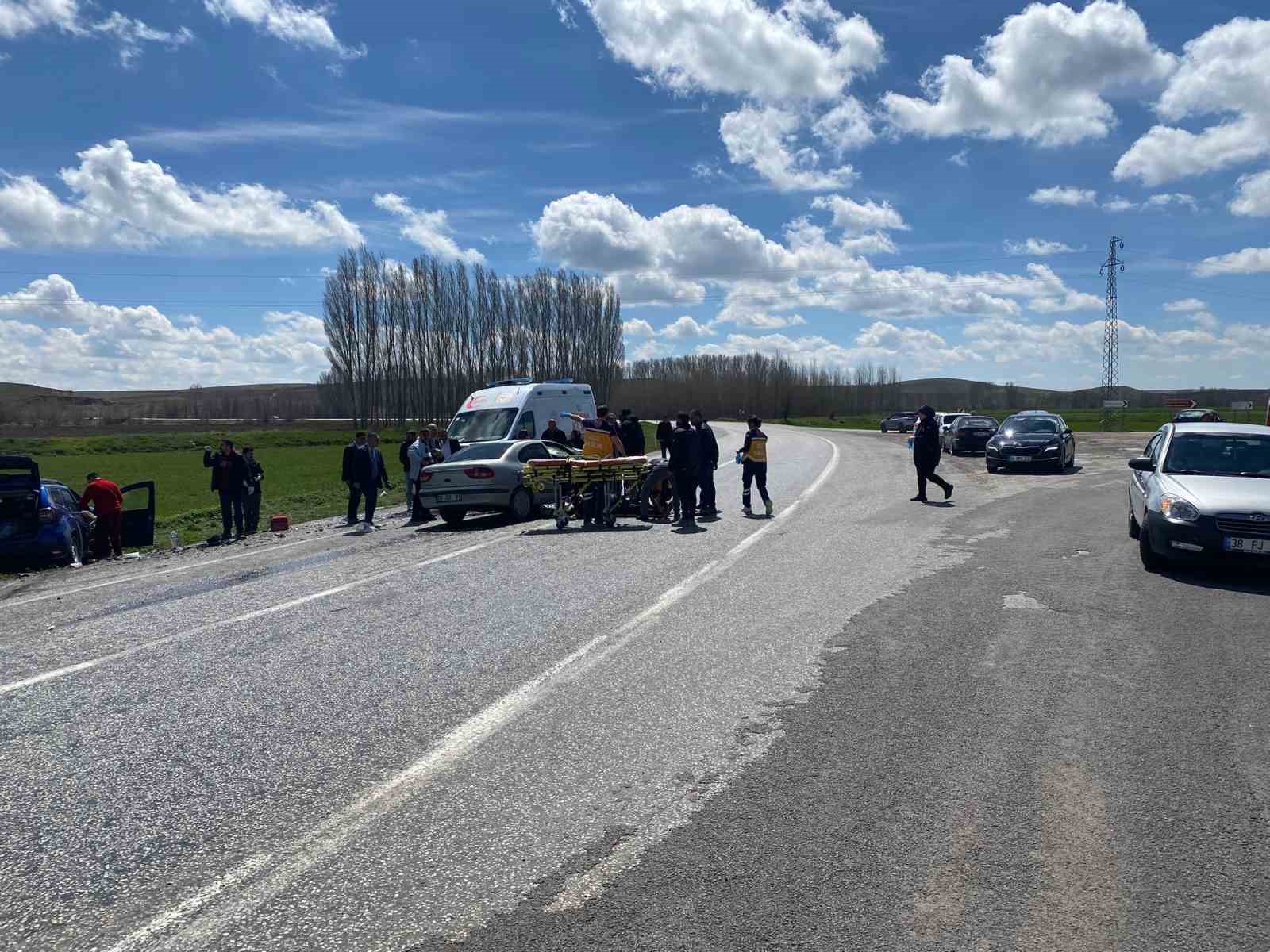 OTOMOBİLLER ÇARPIŞTI 4 KİŞİ YARALANDI 