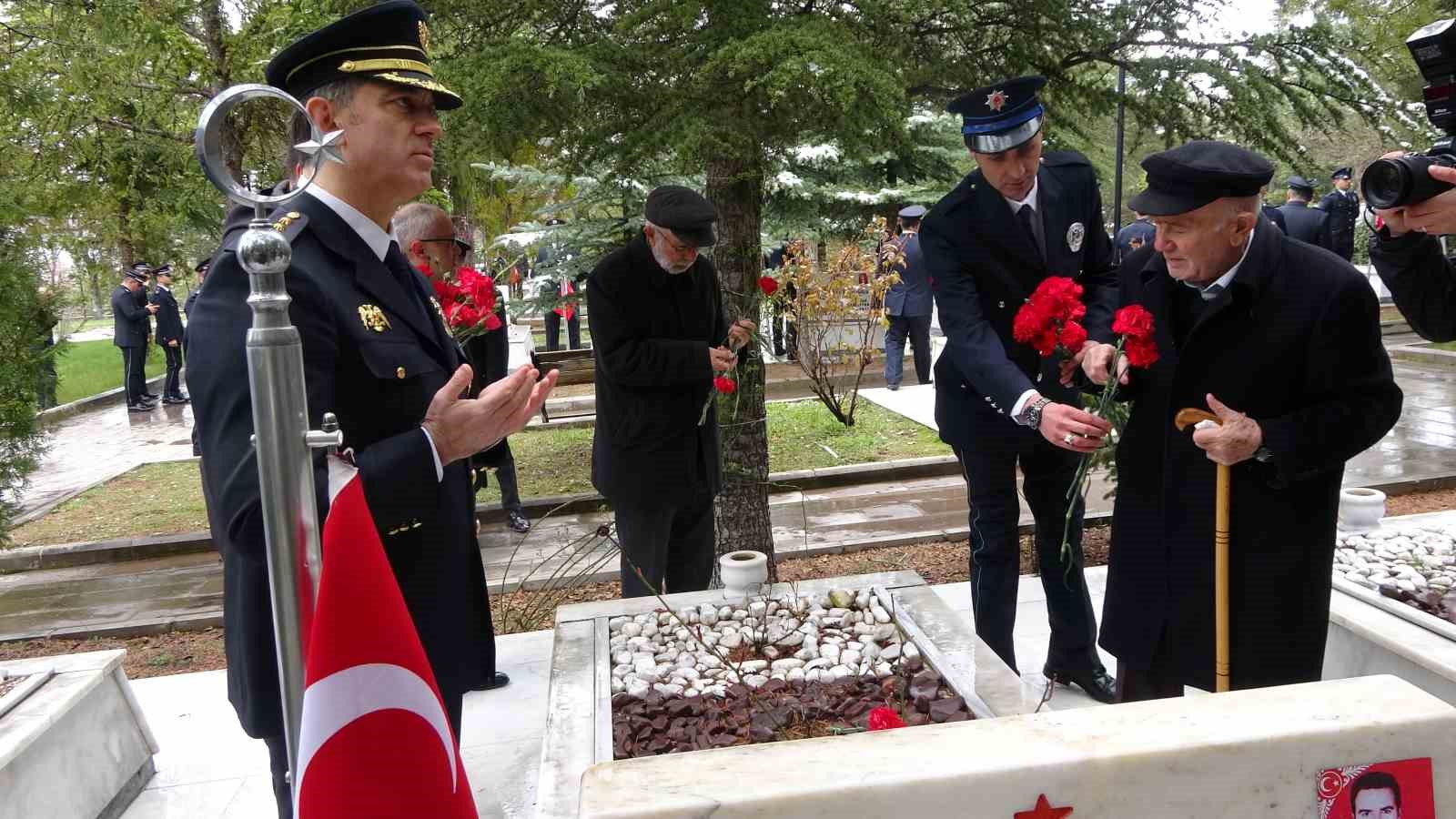 YOZGAT ŞEHİTLİĞİ’NDE TÜRK POLİS TEŞKİLATI KURULUŞ YIL DÖNÜMÜ DUYGUSAL ANLARLA KUTLANDI 