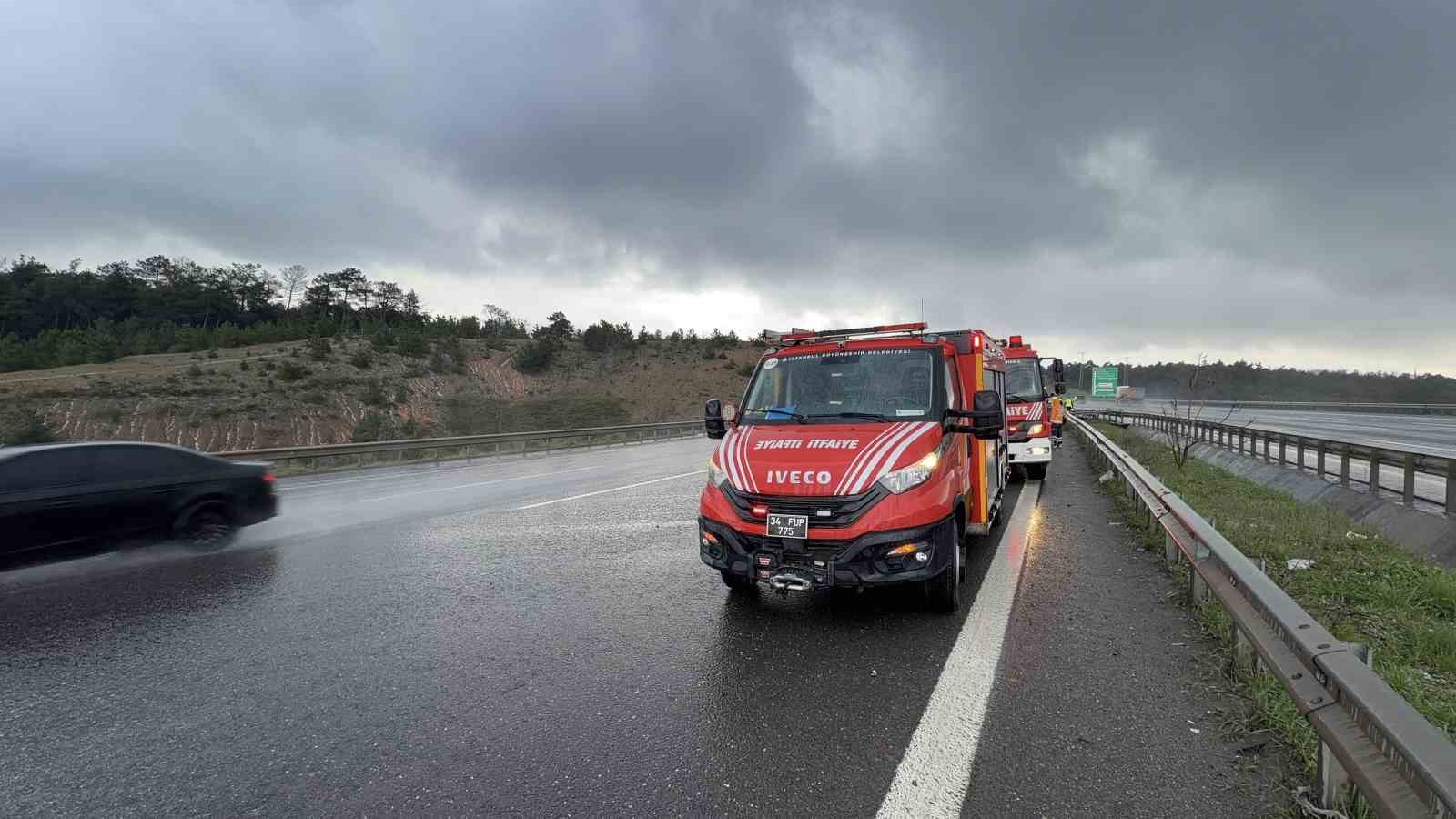 KUZEY MARMARA OTOYOLU’NDA YAĞIŞ KAZAYI BERABERİNDE GETİRDİ: 3 ARAÇ BİRBİRİNE GİRDİ 