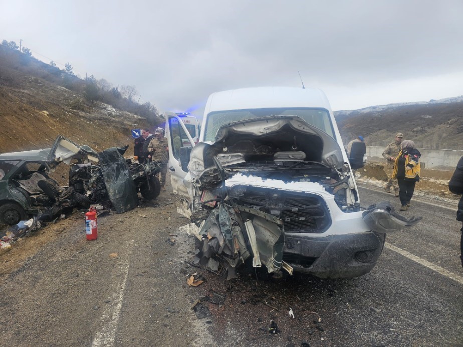 ÖĞRETMENLERİ TAŞIYAN SERVİS İLE OTOMOBİL ÇARPIŞTI: 1 ÖLÜ, 2’Sİ AĞIR 10 YARALI