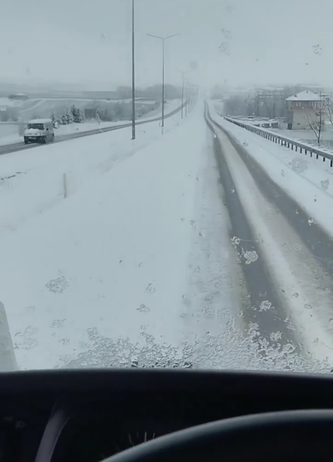 YOZGAT’TA KARAYOLLARI EKİPLERİ KAR MESAİSİNDE 