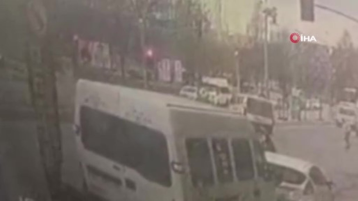 SULTANGAZİ’DE YASAĞI DİNLEMEYİP DÖNMEYE ÇALIŞTI, MOTOSİKLETLİYE BÖYLE ÇARPTI 