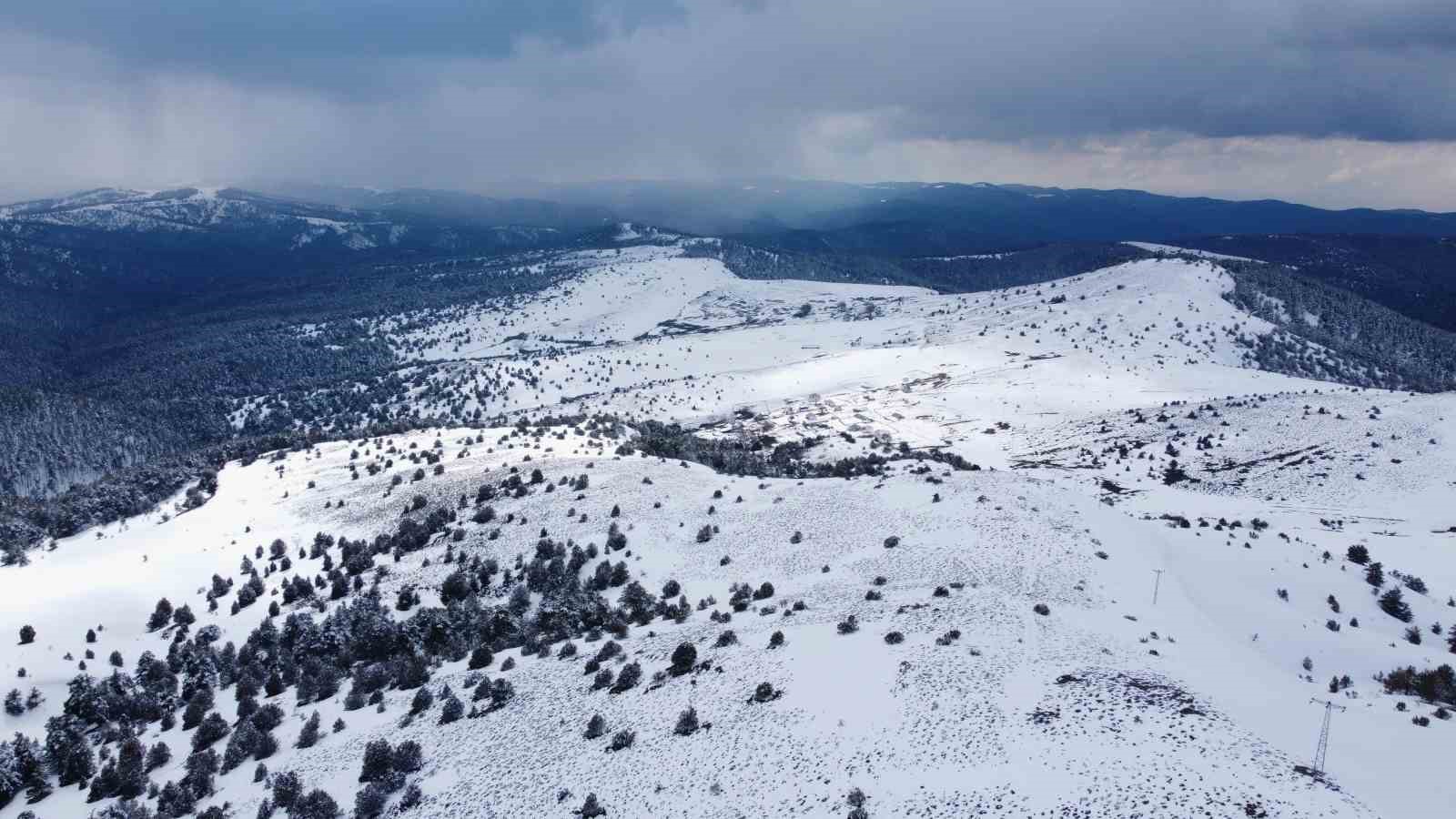 KAR MANZARASI İÇİN 2 BİN 77 METREYE ÇIKIYORLAR