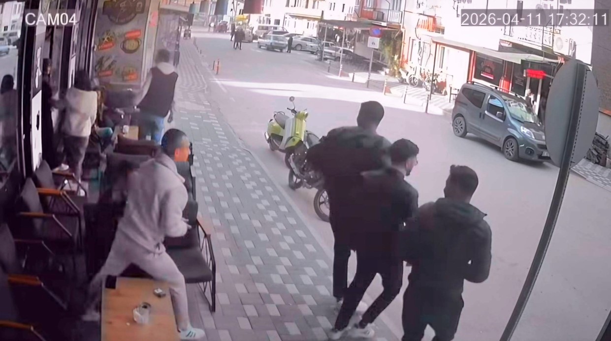 SİMAV’DA 4.8 BÜYÜKLÜĞÜNDE DEPREM ANI KAMERADA 