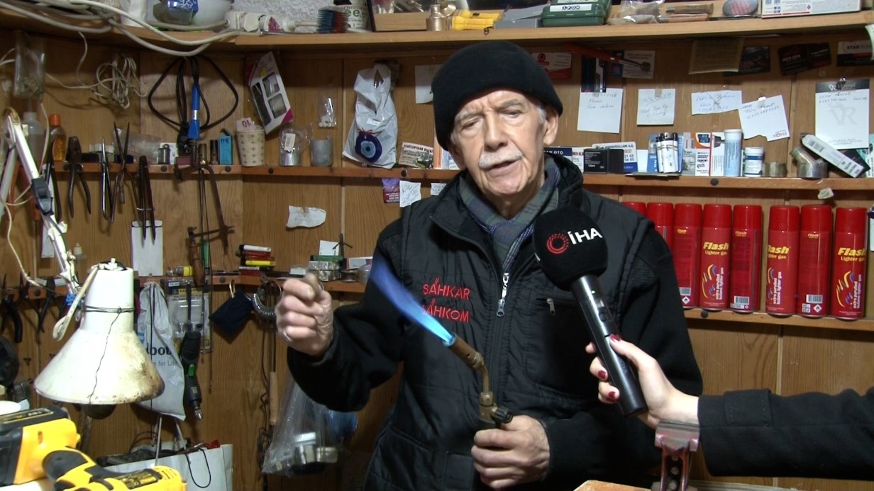 BOLULU ALTIN USTASI, 69 YILDIR 20 METREKAREDE ALTINA HAYAT VERİYOR