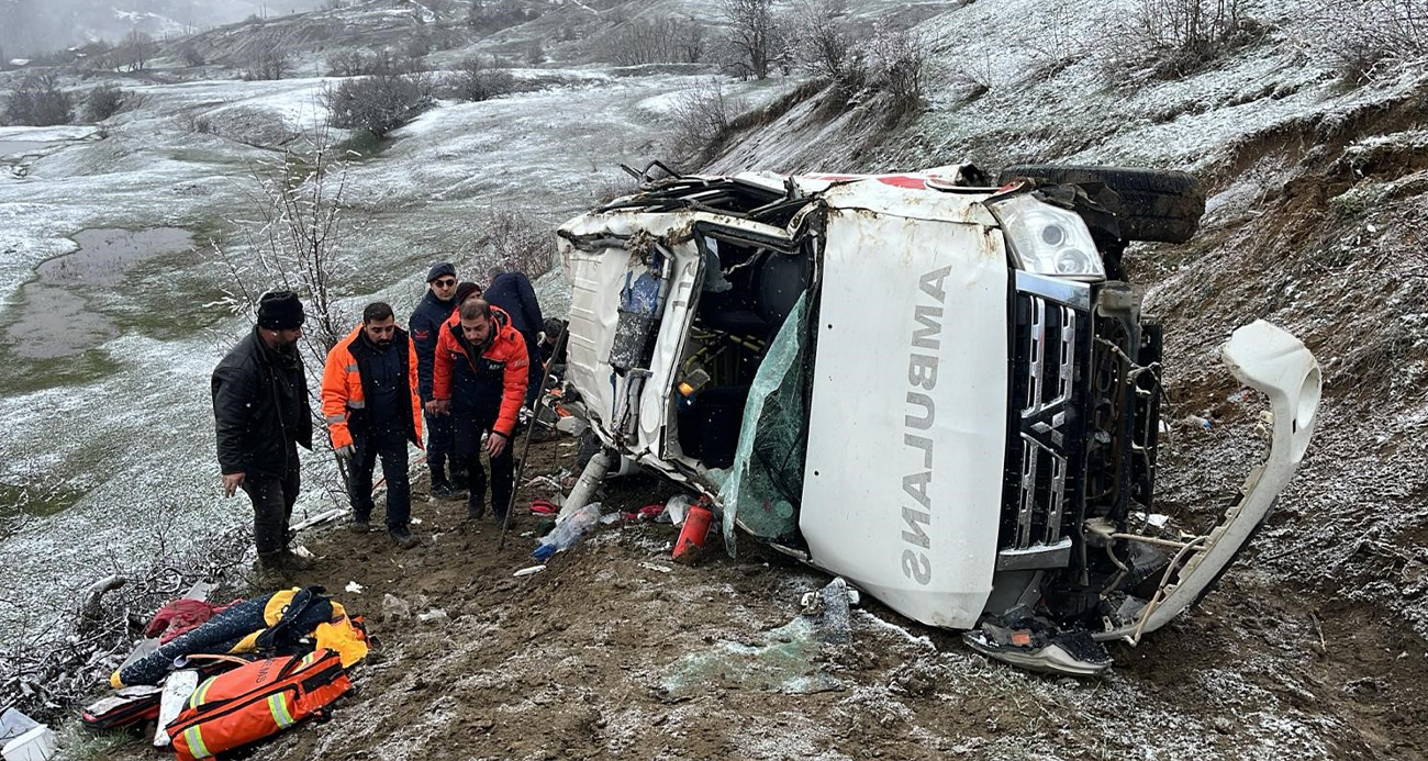ARTVİN’DE AMBULANS UÇURUMA YUVARLANDI: 1 ÖLÜ, 4 YARALI