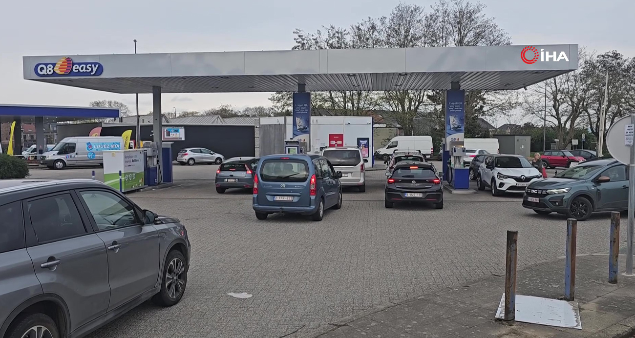 BELÇİKA'DA ABD-İRAN GERİLİMİ NEDENİYLE AKARYAKITA YENİ ZAM: İSTASYONLARDA KUYRUK OLUŞTU 