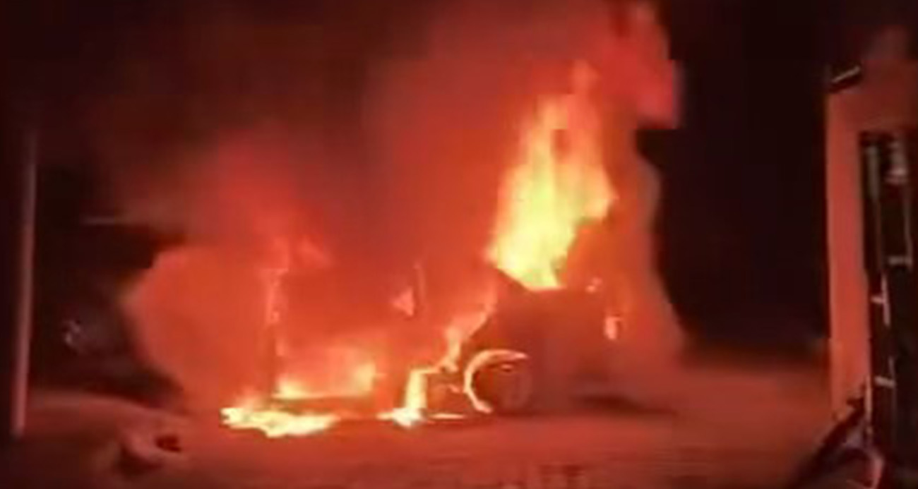 ELAZIĞ’DA TOFAŞ ARAÇ ALEV ALEV YANDI 