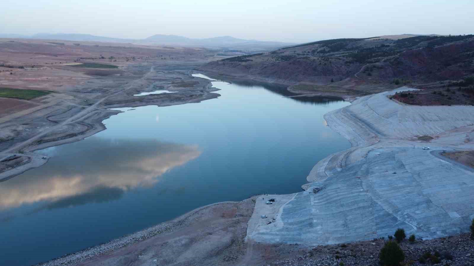 UZUNLU BARAJI’NDA SU SEVİYESİNDEKİ DEĞİŞİM DRONLA GÖRÜNTÜLENDİ 