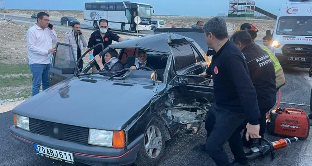 KAZA SONRASI ARAÇTA SIKIŞAN KARI KOCAYI İTFAİYE KURTARDI 