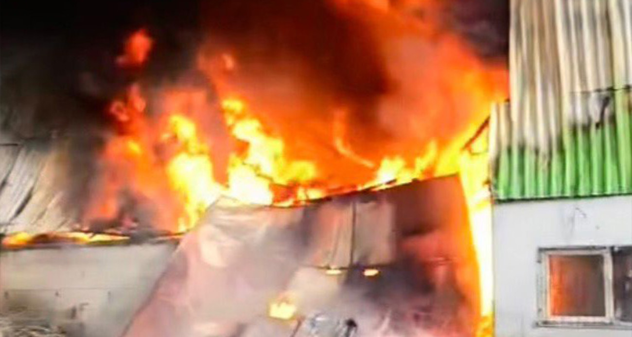 GERİ DÖNÜŞÜM FABRİKASINDA YANGIN BÖYLE GÖRÜNTÜLENDİ 