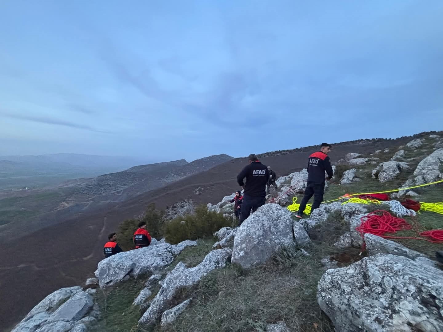 KAYALIKLARDA MAHSUR KALAN KEÇİYİ ARAMA KURTARMA EKİPLERİ KURTARDI 
