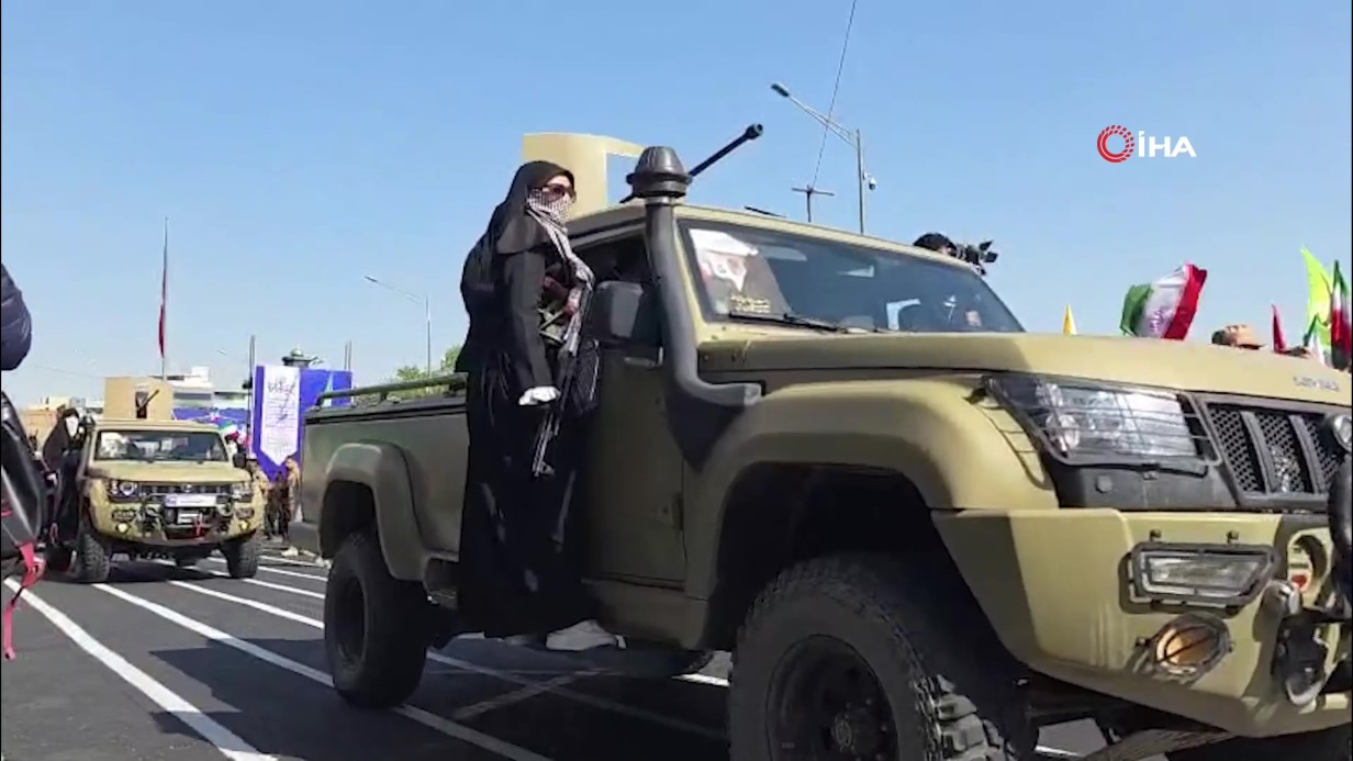 İRANLI KADINLARDAN ABD VE İSRAİL’E KARŞI SİLAHLARLA GÖVDE GÖSTERİSİ 