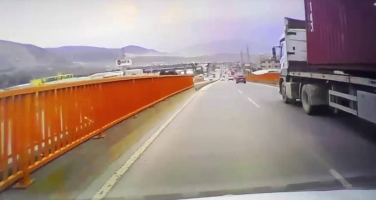 ŞİDDETLİ FIRTINANIN TIRDA TAŞINAN KONTEYNERİ UÇURDUĞU ANLAR KAMERADA 