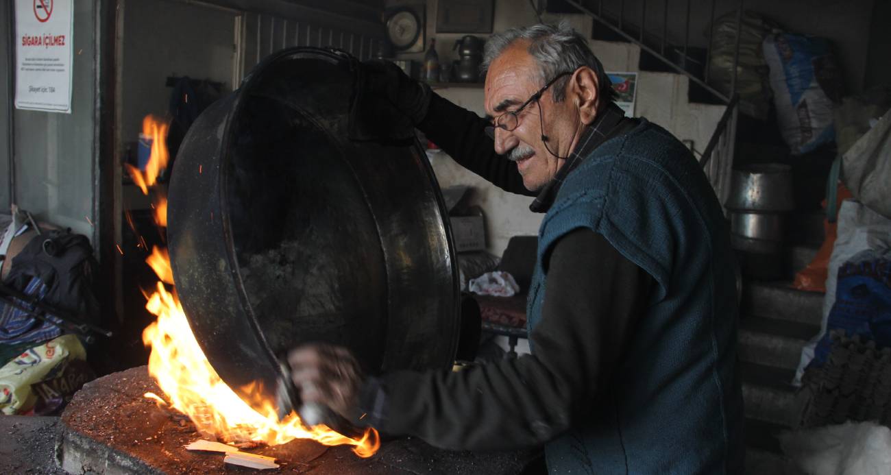 YARIM ASIRDAN FAZLA SÜREDİR BAKIRA HAYAT VERİYOR: 73 YAŞINDA MESLEĞİNİ AŞKLA YAPIYOR 