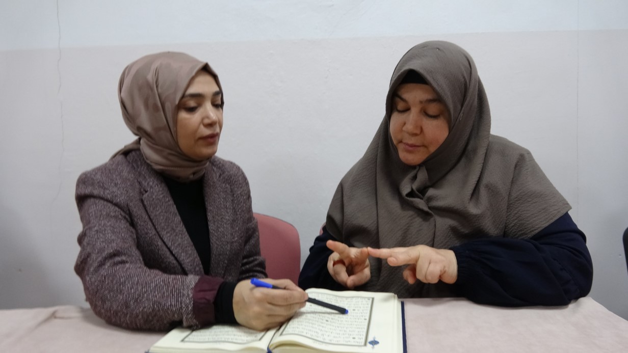 İŞİTME ENGELLİ KADINLAR İŞARET DİLİYLE KUR’AN-I KERİM ÖĞRENİYOR 
