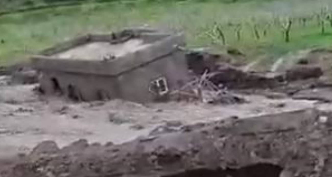 SİİRT’TE FACİADAN DÖNÜLDÜ: SEL SULARI BİR EVİ YUTTU 